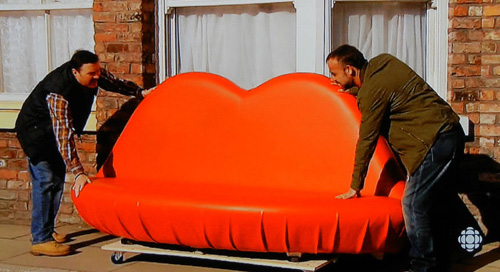 red-lips-sofa