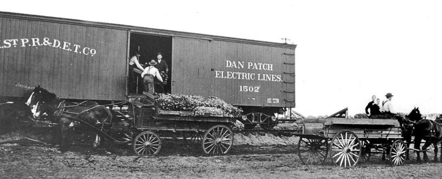 Dan-Patch-Line-MN-Bachman-farm workers load train car-wikicommons