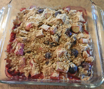 baked fruit crumble