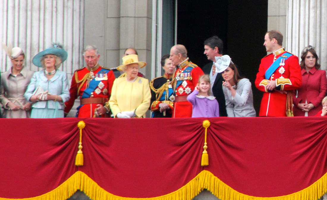 British_Royal_Family on balcony_June_2012-Carfax2-wikicommons