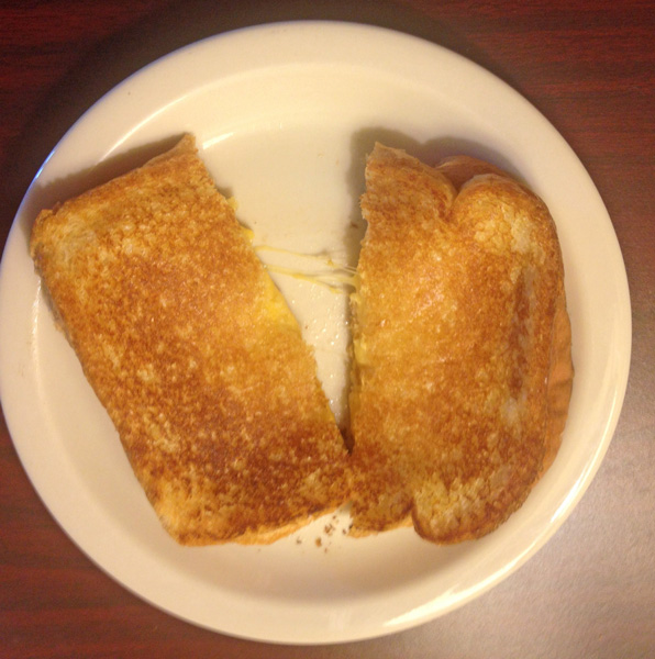 Grilled cheese sandwich_on_white_plate-Senator2029-wikicommons