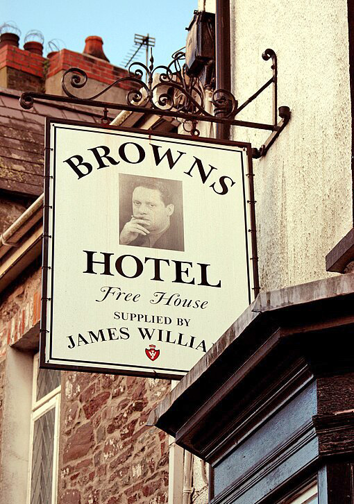 Browns_hotel-Laugharne-2004-Tony-in-Devon-wikicommons