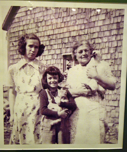 3 generations of Acadian women with pets 3 generations of Acadian women with pets