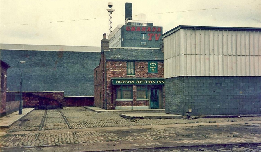 Rovers_Return_and_Granada_Studios-stuart-jamieson-1987-wikicommons