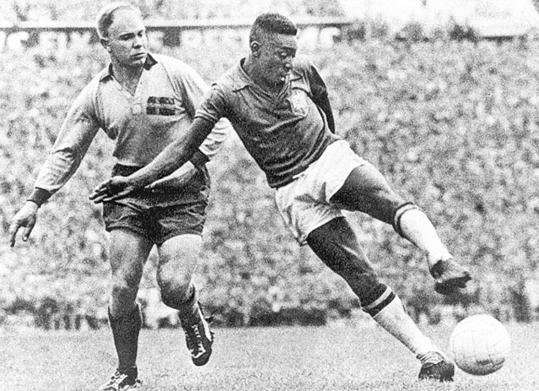 pele_v_sweden_1958-el-grafico-wikicommons