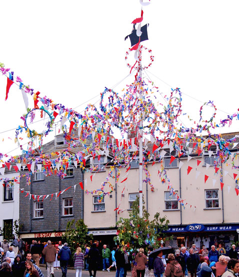 Maypole-Padstow_Mayday_2009 geograph.org UK wikicommons