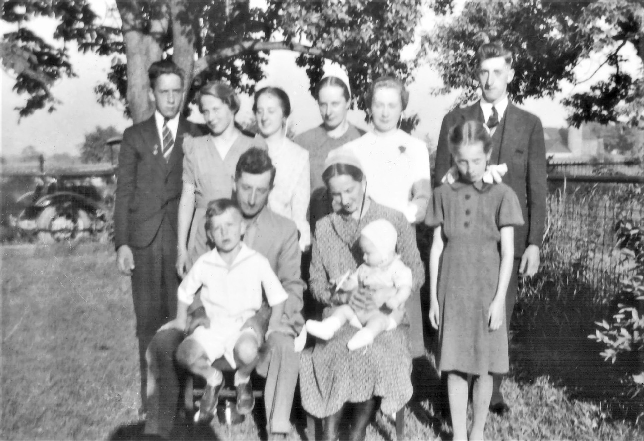 bertie-ray-sherk-hazel-wintemute-and-family-1938 R Sherk coll